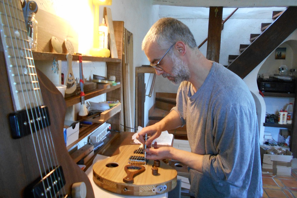 À Langonnet, un luthier transforme de vieux meubles en guitares